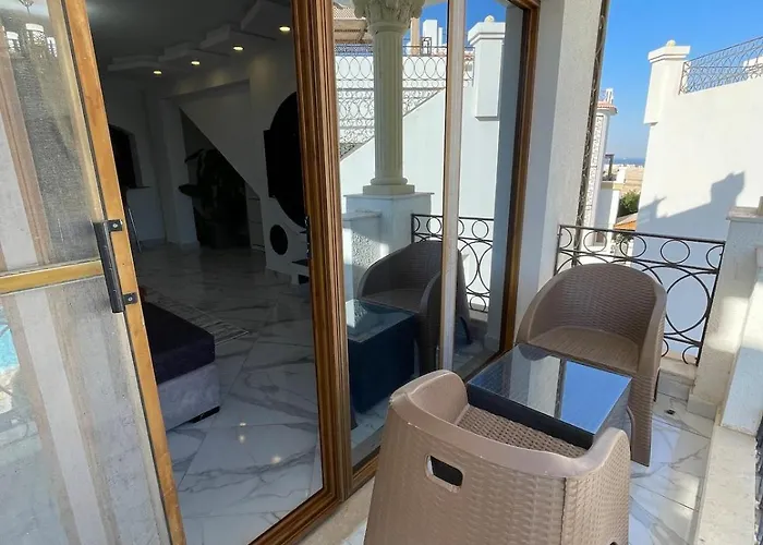 Hills Amazing Two Bedrooms With Roof